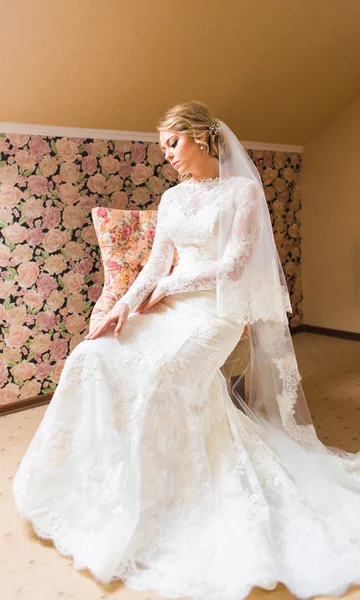 Gorgeous blonde bride in wedding dress  waiting for groom. — Stock Photo, Image