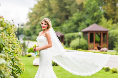 Güzel gelin düğün gününde poz veriyor