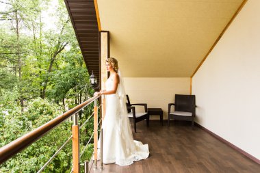 Güzel gelin düğün gününde poz veriyor