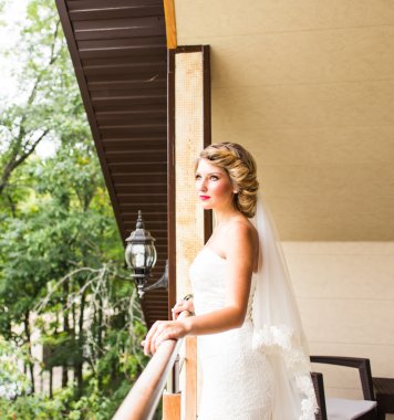 Güzel gelin düğün gününde poz veriyor