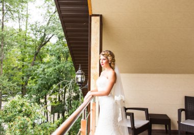 Güzel gelin düğün gününde poz veriyor