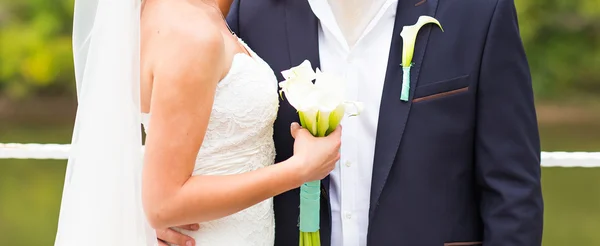 Beau bouquet de mariage dans la main des mariées — Photo