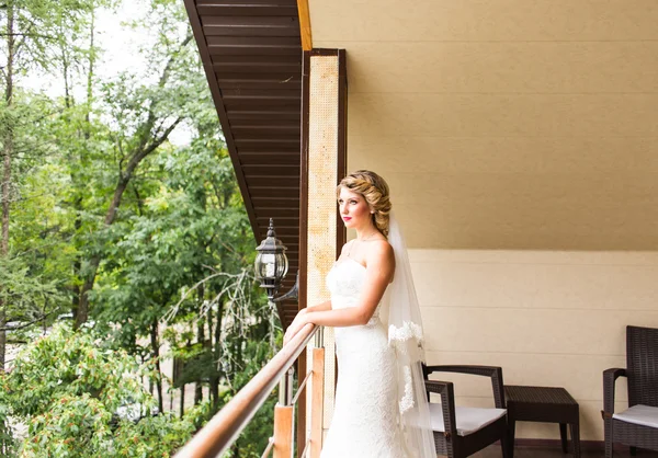 Güzel gelin düğün gününde poz veriyor