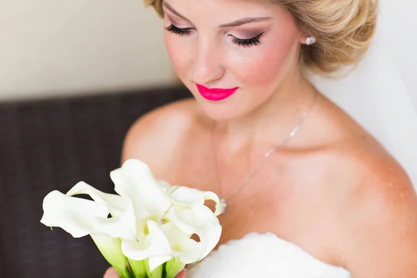 Ritratto di giovane donna felice in abito da sposa bianco e velo nuziale con fiori . — Foto Stock