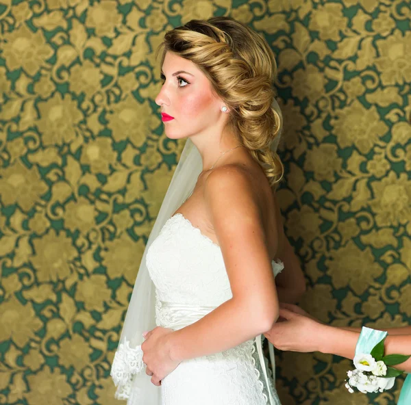 ウェディング ドレスで花嫁を助ける花嫁介添人 — ストック写真