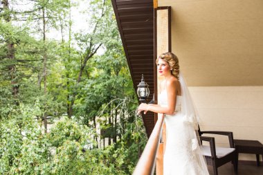 Güzel gelin düğün gününde poz veriyor