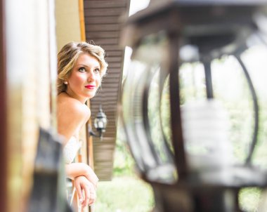 Genç gelin buketi, açık havada tutan gelinlik