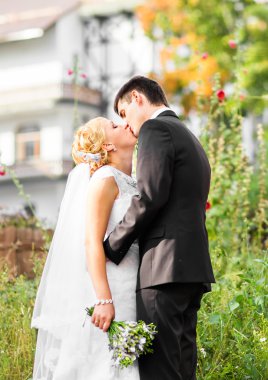 parkta güzel düğün çifti. öp ve birbirlerine sarılmak