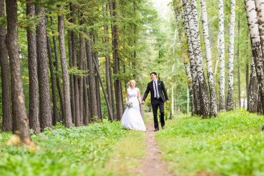 Gelin ve damat onların düğün günü romantik bir an olması