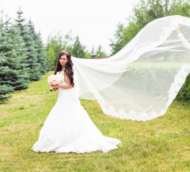 Açık havada bir parkta güzel gelin