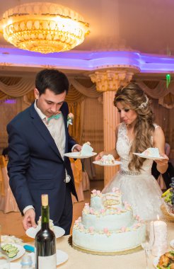 Düğün töreni. Gelin ve damat kesme kek.