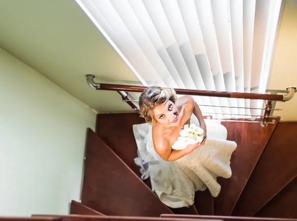 Retrato de alta vista de bela noiva feliz dentro de casa — Fotografia de Stock