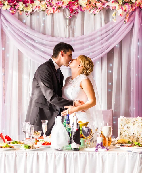 Bruid en bruidegom vieren bij de receptie — Stockfoto