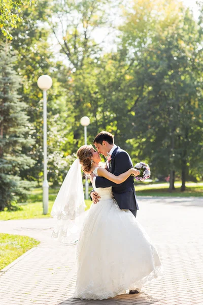 Braut und Bräutigam bei einem romantischen Moment auf ihrer Hochzeit im Freien — Stockfoto