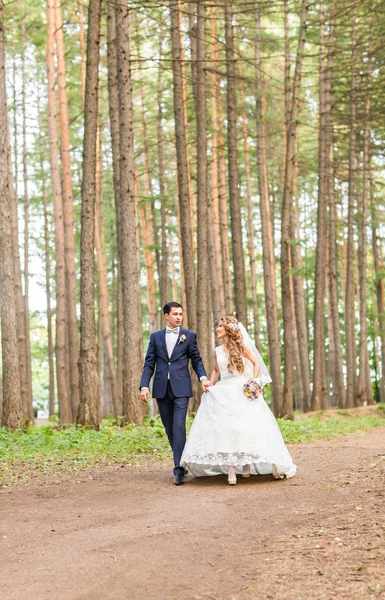 Gelukkige bruid en bruidegom op hun trouwdag buitenshuis — Stockfoto