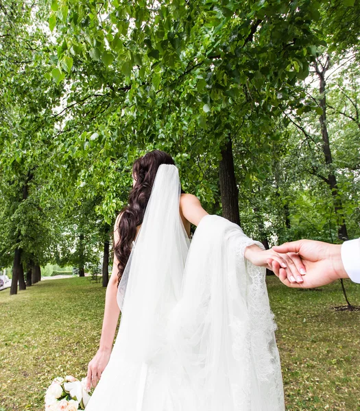 Schöne junge Frau hält die Hand eines Mannes im Freien. folge mir — Stockfoto