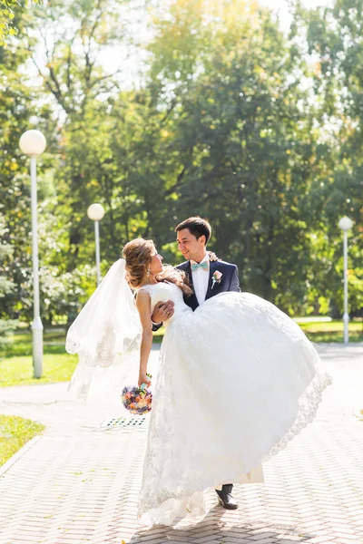 Bruid en bruidegom met een romantisch ogenblik op hun bruiloft buitenshuis — Stockfoto