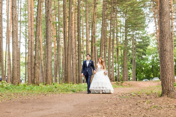 Noiva feliz e noivo em seu dia de casamento ao ar livre — Fotografia de Stock