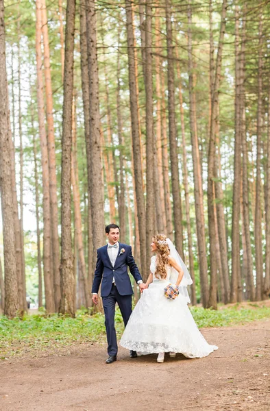 Menyasszony és a vőlegény az esküvő napján — Stock Fotó