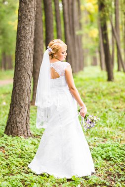 Güzel gelin düğün gününde poz veriyor