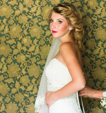 Nedime gelin gelinlik ile yardım