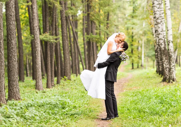 Beau couple de mariage romantique embrasser et embrasser en plein air — Photo