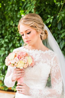 Gelinlerin elinde güzel bir buket.