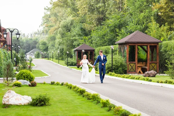 Sposa e sposo si sta godendo il matrimonio all'aperto — Foto Stock