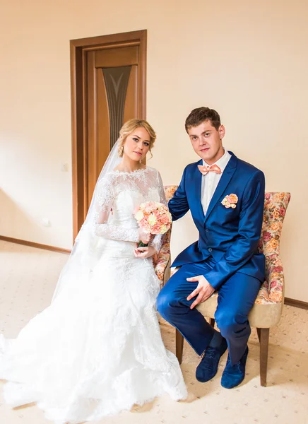 Счастливая невеста и жених на их свадьбе — стоковое фото