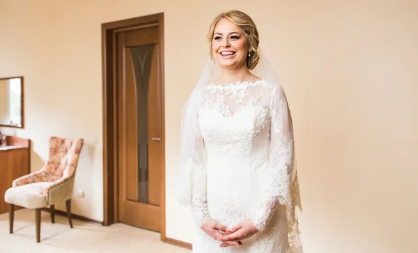 Чудова блондинка наречена у весільній сукні чекає нареченого . — стокове фото