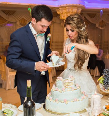 Gelin ve damat düğün pastalarını kesiyorlar.