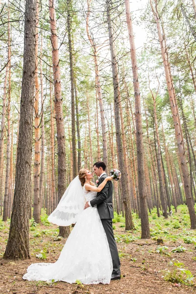 Елегантна наречена і наречена позують разом на відкритому повітрі в день весілля — стокове фото