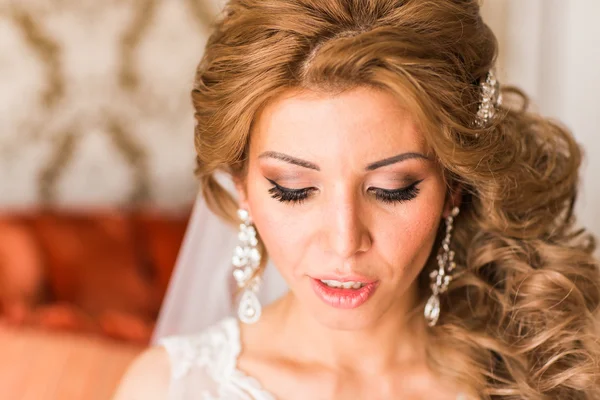 Красива наречена Портрет весільний макіяж і зачіска — стокове фото