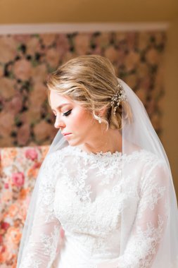 Beyaz gelinlik içinde güzel gelin