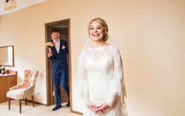 Muhteşem sarışın gelin damat için bekleyen gelinlik.