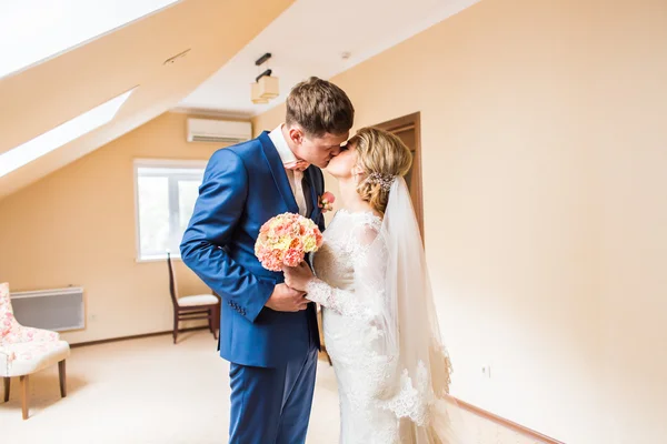 Bela noiva e noivo está desfrutando de casamento — Fotografia de Stock