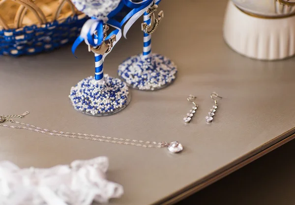 Catena di gioielli in argento con ciondolo e orecchini — Foto Stock
