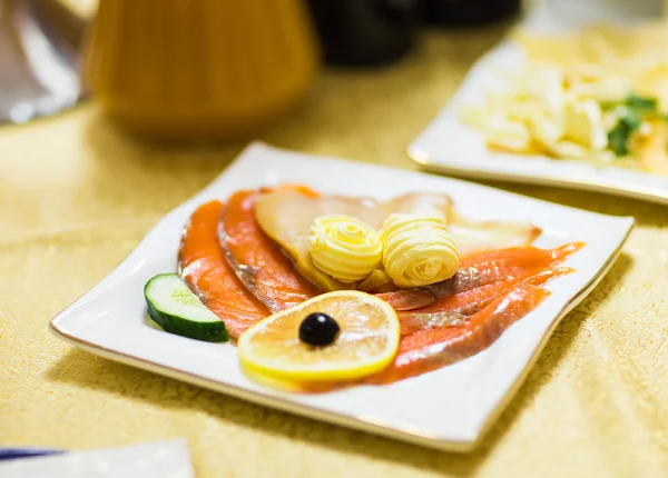 Salmão fatiado com limão e azeitonas — Fotografia de Stock