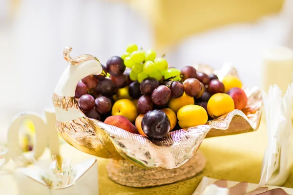 Tigela de frutas frescas saudáveis — Fotografia de Stock