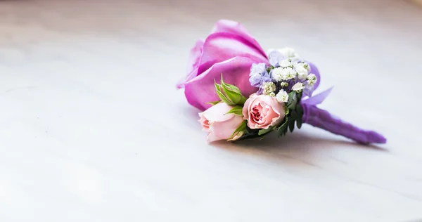 Nahaufnahme von sanften Pflegern boutonniere — Stockfoto