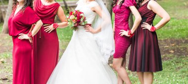 Gelin düğün günü parkta üzerinde nedime ile