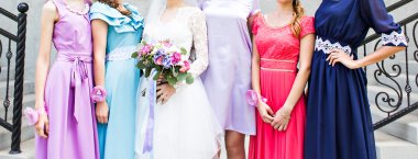 Gelin düğün günü parkta üzerinde nedime ile