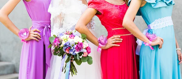 結婚式の日の公園に新婦付け添人の花嫁 — ストック写真