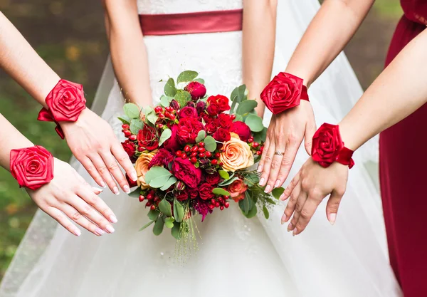 Gros plan sur les bouquets de mariée et demoiselles d'honneur — Photo