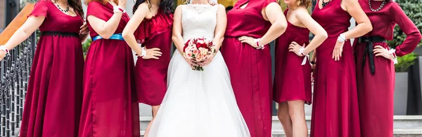 Braut mit Brautjungfern am Hochzeitstag im Park — Stockfoto