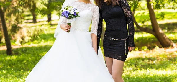 Νύφη με bridesmaids στο πάρκο στην ημέρα του γάμου — Φωτογραφία Αρχείου