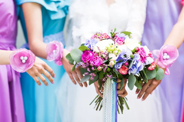 Zblízka nevěsta a družičky kytice — Stock fotografie
