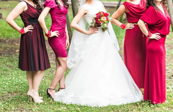 Braut mit Brautjungfern am Hochzeitstag im Park — Stockfoto