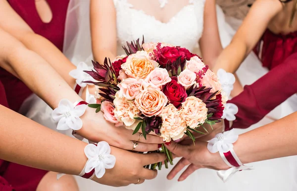 Close up de buquês de noiva e damas de honra — Fotografia de Stock