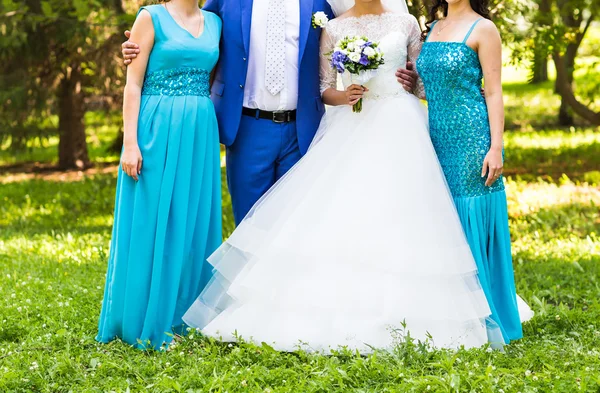 Noiva com damas de honra no parque no dia do casamento — Fotografia de Stock